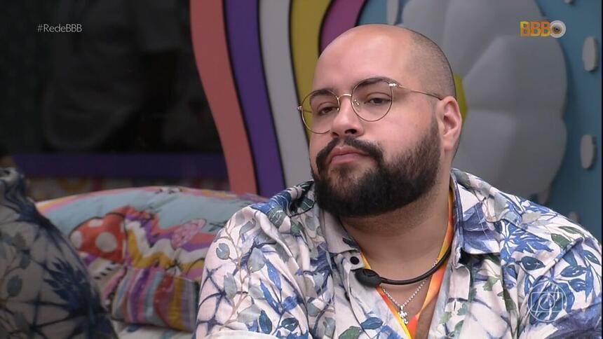 Tiago Abravanel faz cara de insatisfeito em conversa com Rodrigo no quarto do BBB 22