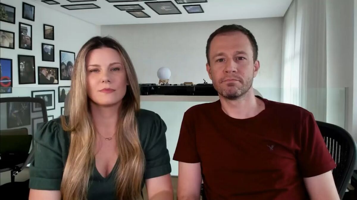 Daiana Garbin e Tiago Leifert com semblantes tristes gravando vídeo para falar sobre a filha Lua