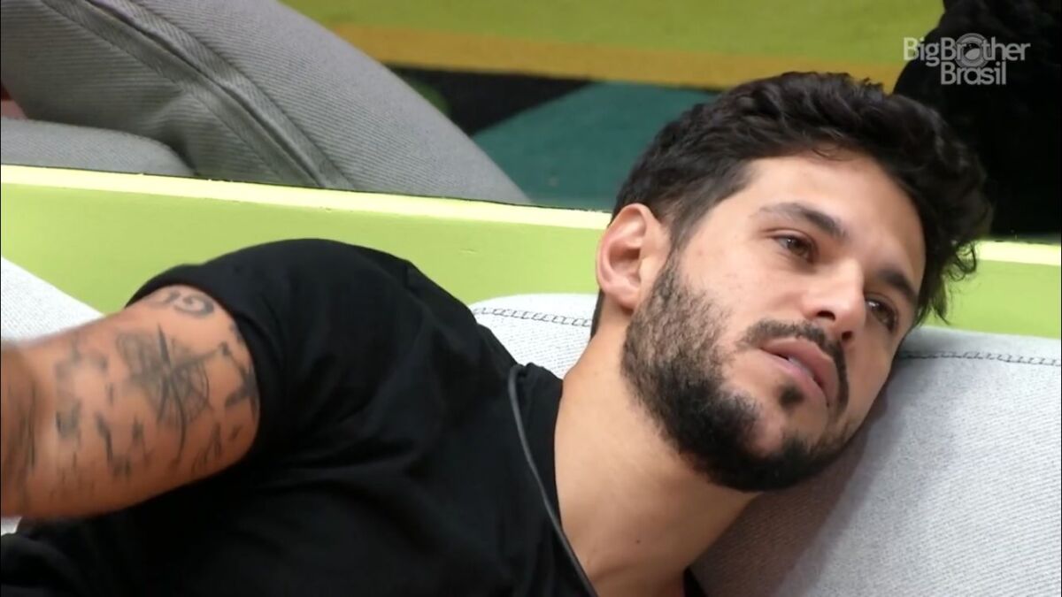 Rodrigo deitado no sofá do BBB 22.