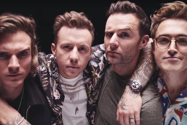 Integrantes da banda McFly posa para foto abraçados