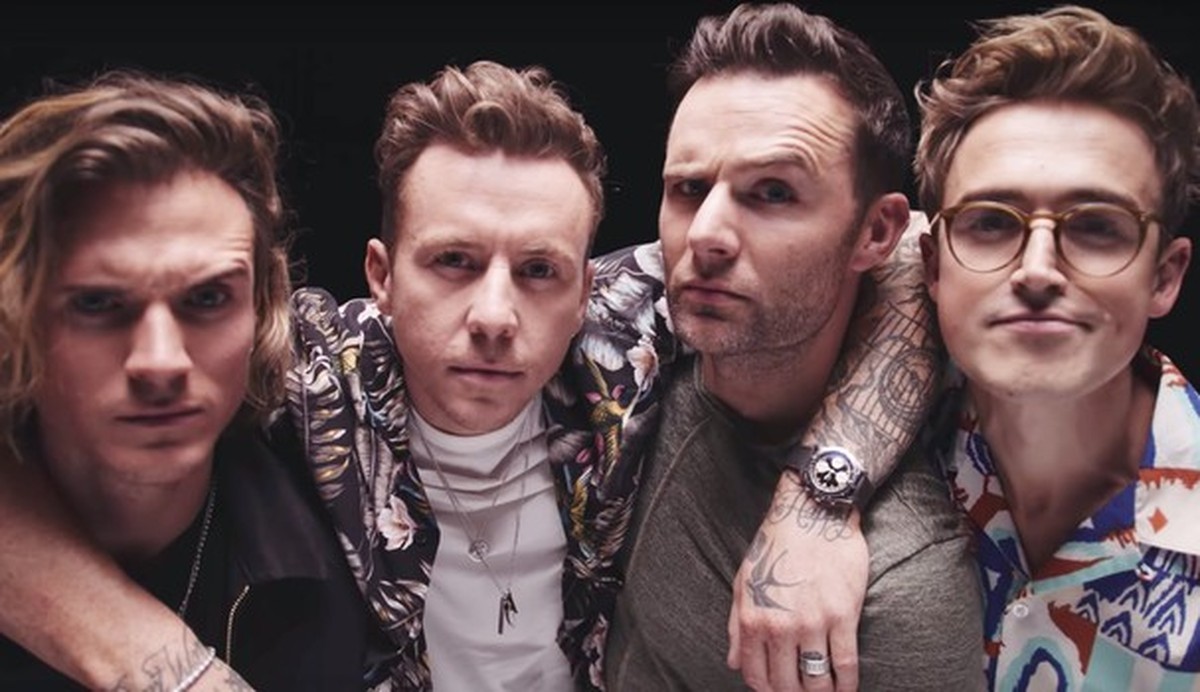 Integrantes da banda McFly posa para foto abraçados