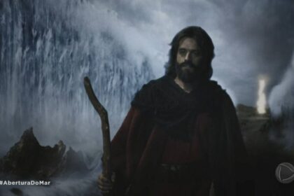 Guilherme Winter (Moisés) em cena da A Bíblia, abertura do Mar Vermelho
