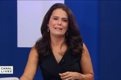 Adriana Araújo sorrir no início do Canal Livre deste domingo, 30 de janeiro