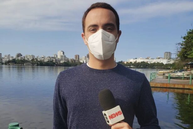 Repórter André Coelho durante uma entrada ao vivo na GloboNews