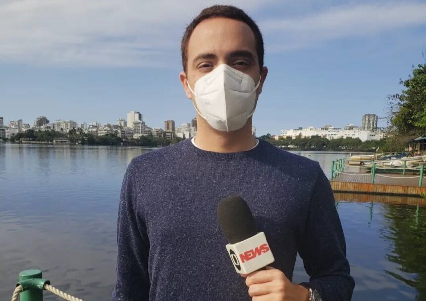 Repórter André Coelho durante uma entrada ao vivo na GloboNews