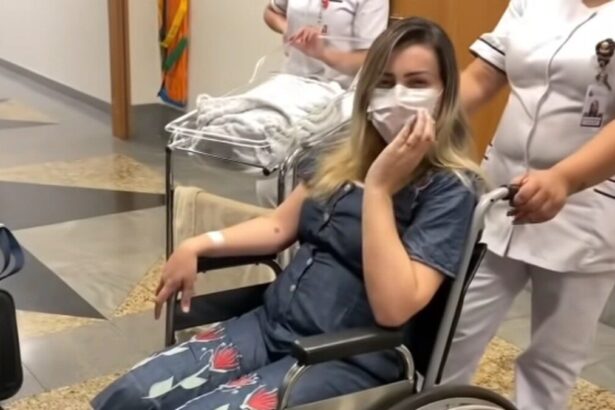 Andressa Urach deixando o hospital de cadeira de rodas