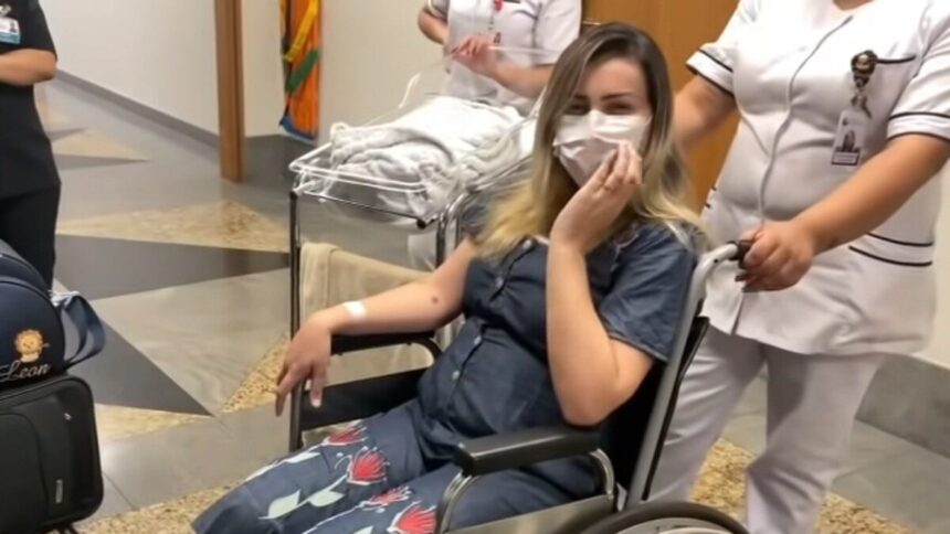 Andressa Urach deixando o hospital de cadeira de rodas