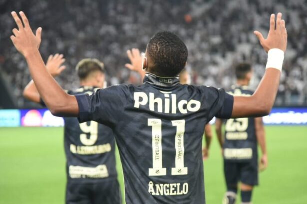 Jogador Angelo em campo com a camisa do Santos em jogo contra o Corinthians