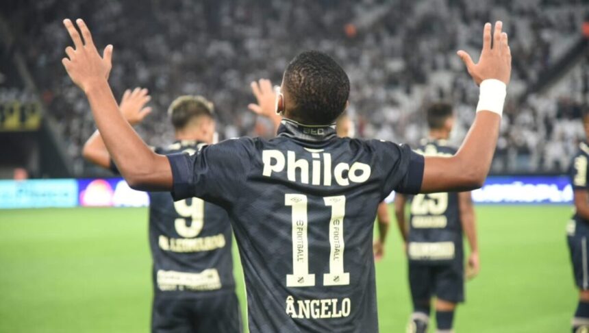 Jogador Angelo em campo com a camisa do Santos em jogo contra o Corinthians