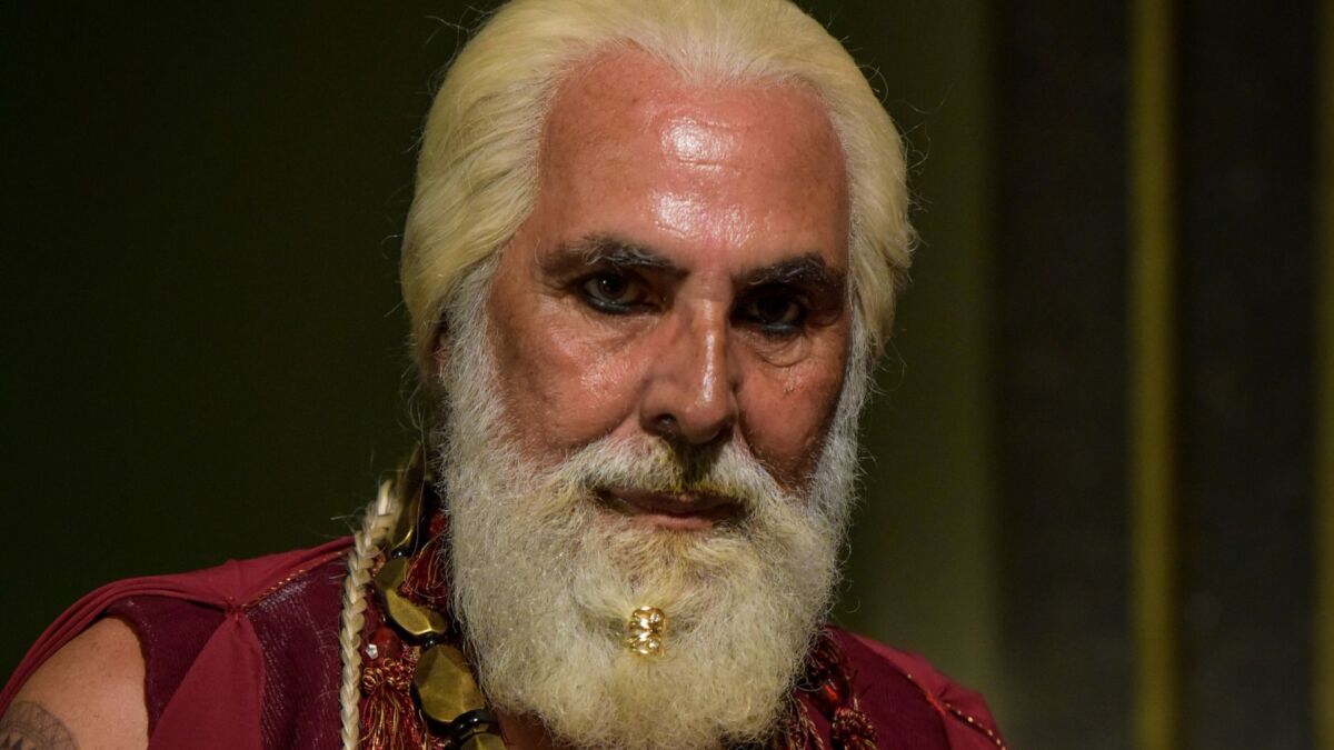 Anselmo Vasconcelos em cena como o rei Guedór em Reis