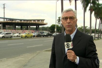 Ari Peixoto segura o micofone da TV Globo, empresa que trabalhou por mais de 30 anos