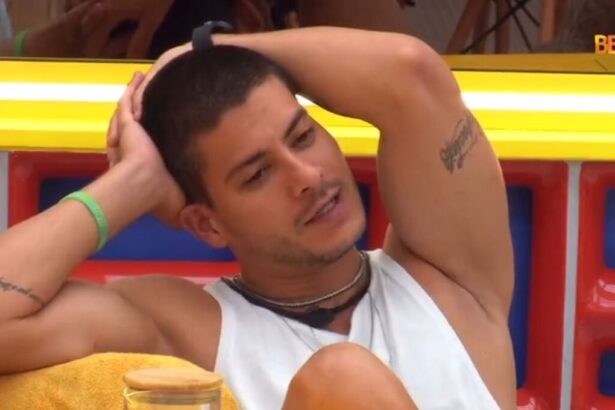 Arthur Aguiar sentado na mesa da cozinha do VIP no BBB 22