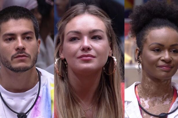 Arthur Aguiar, Bárbara e Natália sentados no sofá do BBB 22 na formação do quarto paredão