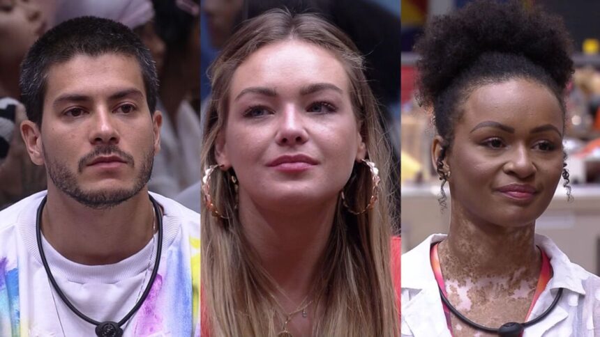 Arthur Aguiar, Bárbara e Natália sentados no sofá do BBB 22 na formação do quarto paredão