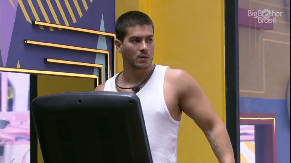 Arthur na academia do BBB 22 na esteira ergométrica.