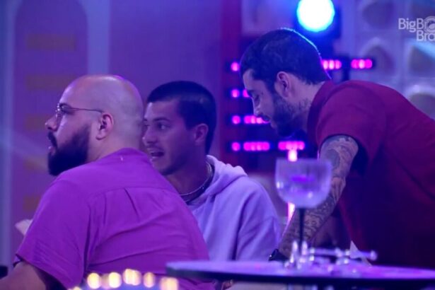 Arthur sentado de camisa clara, junto com Tiago Abravanel e Pedro Scooby.