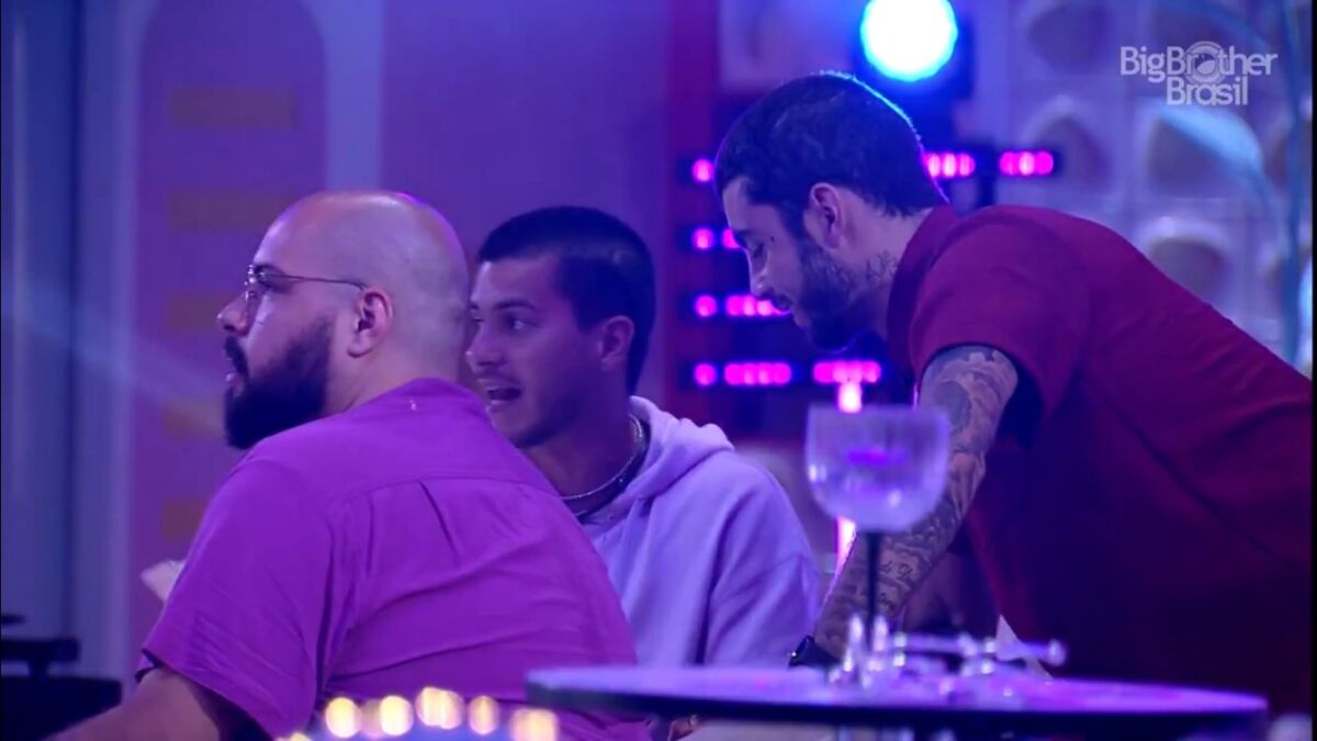 Arthur sentado de camisa clara, junto com Tiago Abravanel e Pedro Scooby.