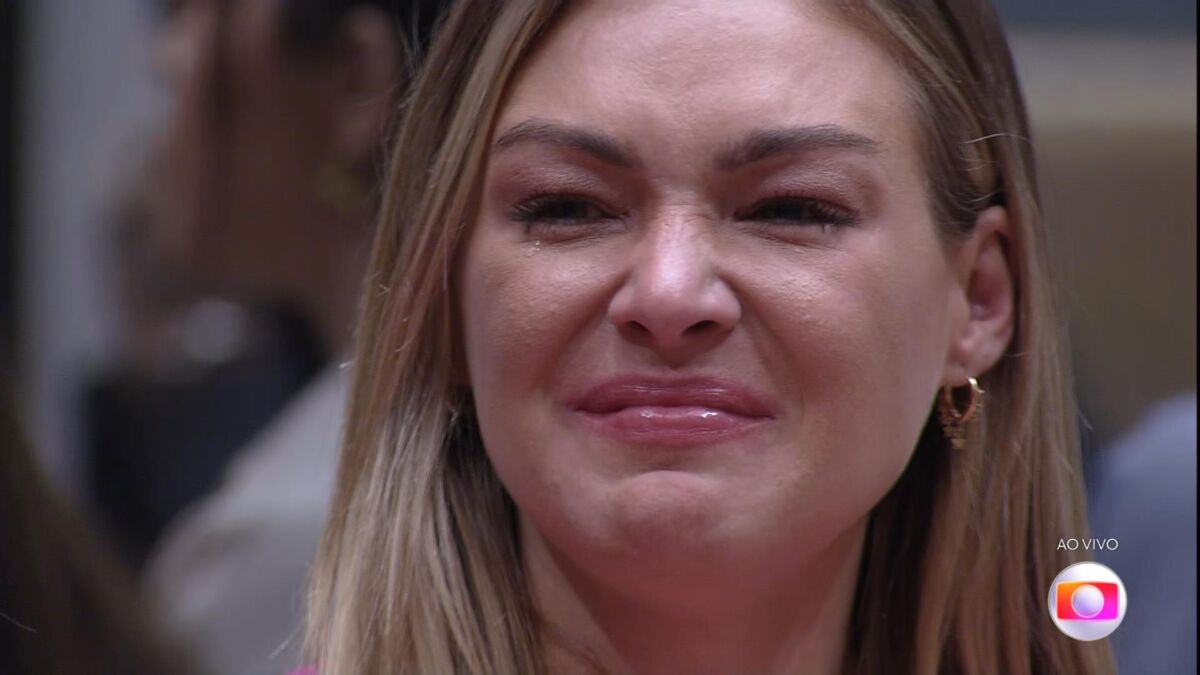 Bárbara chora no sofá do BBB 22 poucos minutos antes de ser eliminada