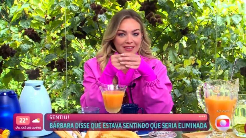 Bárbara sentada na mesa do café da manhã do Mais Você.