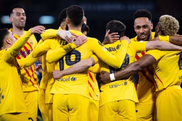 Jogadores do Barcelona comemorando a classificação do Barcelona na Liga Europa