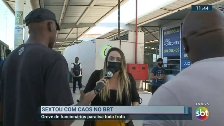 Branca Andrade durante entrada no SBT Rio e sendo intimidade por dois homens