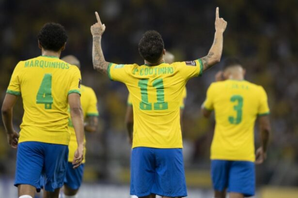 Coutinho comemorando um gol com a camisa do Brasil em duelo contra o Paraguai, pelas Eliminiatórias