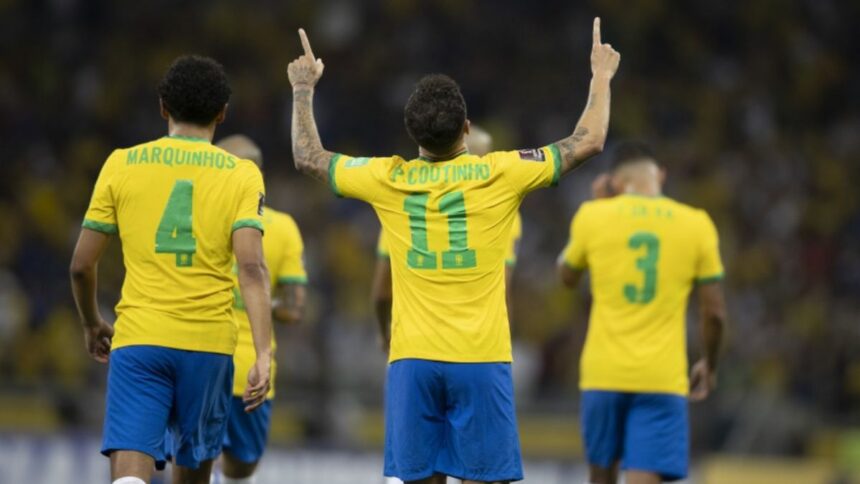 Coutinho comemorando um gol com a camisa do Brasil em duelo contra o Paraguai, pelas Eliminiatórias