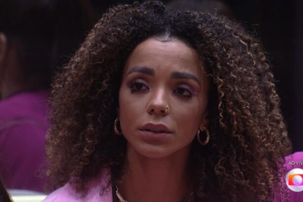 Brunna Gonçalves sentada no sofá da sala do BBB 22 poucos minutos antes de ser eliminada