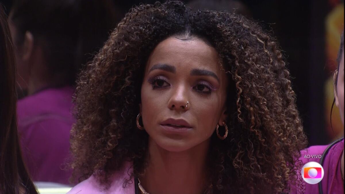 Brunna Gonçalves sentada no sofá da sala do BBB 22 poucos minutos antes de ser eliminada