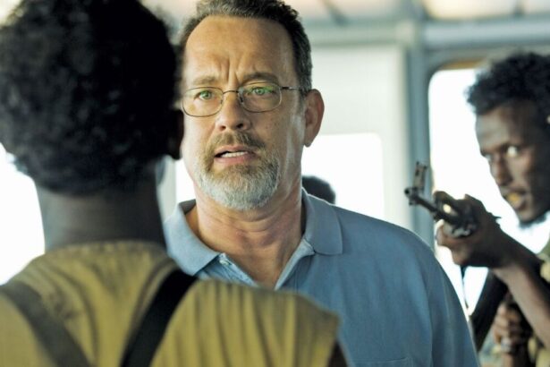 Tom Hanks em trecho do filme Capitão Phillips