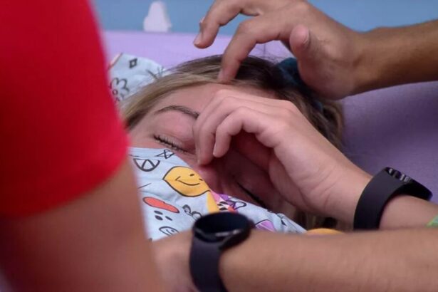 Bárbara chorando na cama do BBB 22.