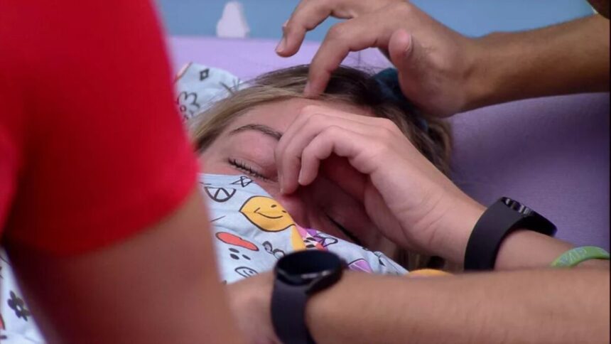 Bárbara chorando na cama do BBB 22.