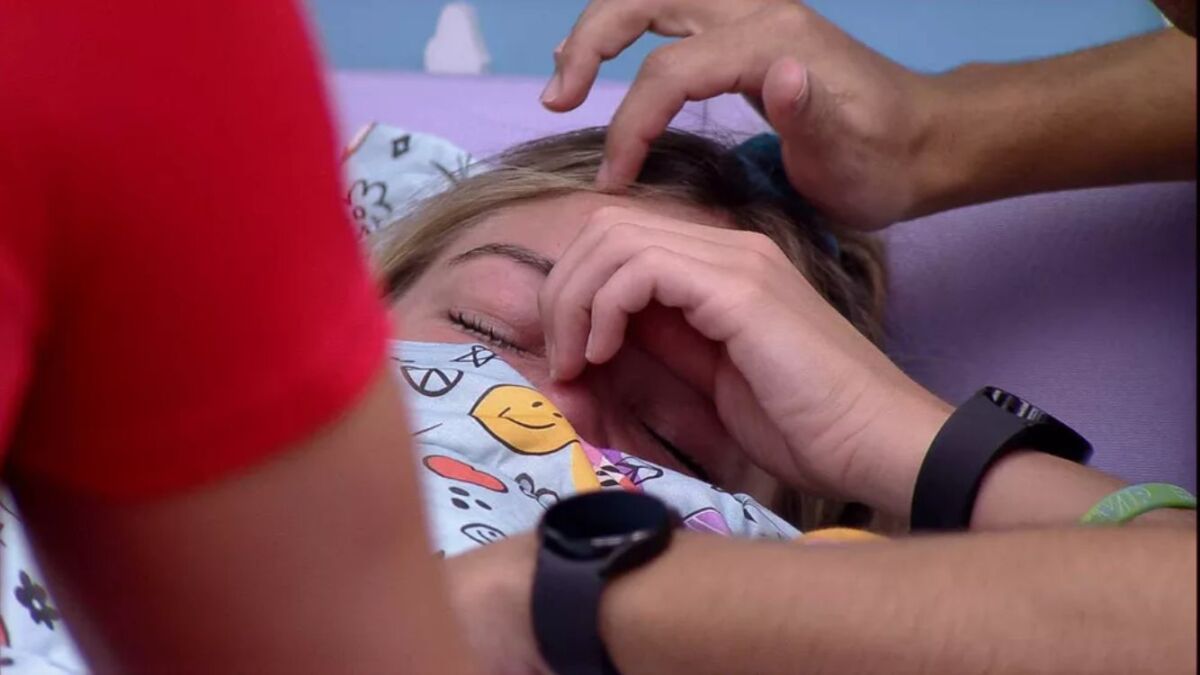 Bárbara chorando na cama do BBB 22.