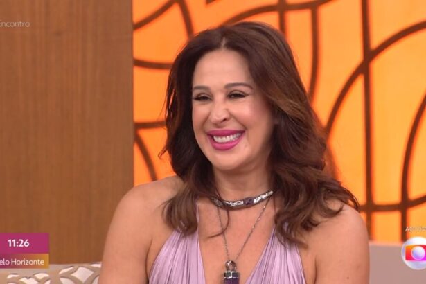 Claudia Raia com um sorriso aberto durante participação no programa Encontro