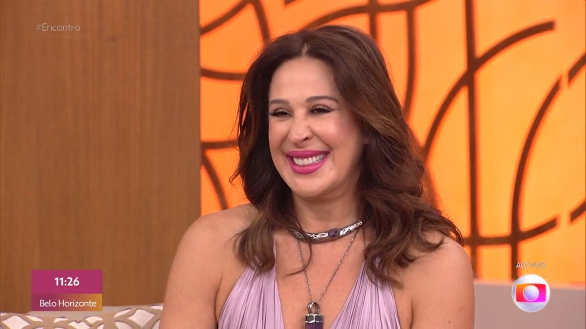 Claudia Raia com um sorriso aberto durante participação no programa Encontro