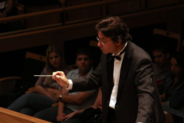 Maestro Cláudio Cohen durante um concerto