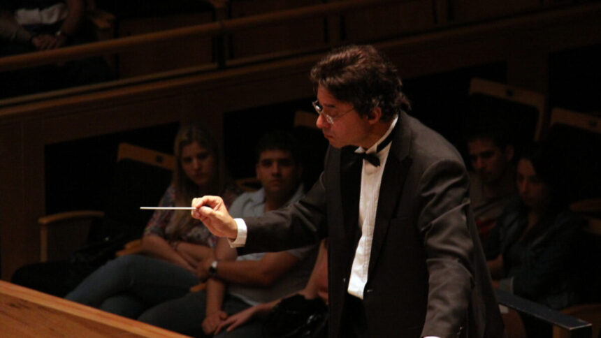 Maestro Cláudio Cohen durante um concerto