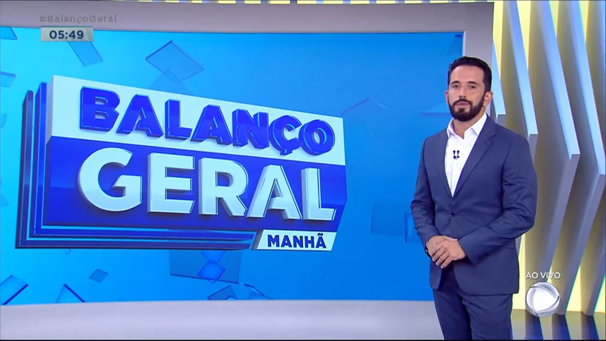 Dionisio Freitas nos estúdios do Balanço Geral Manhã, em frente ao telão