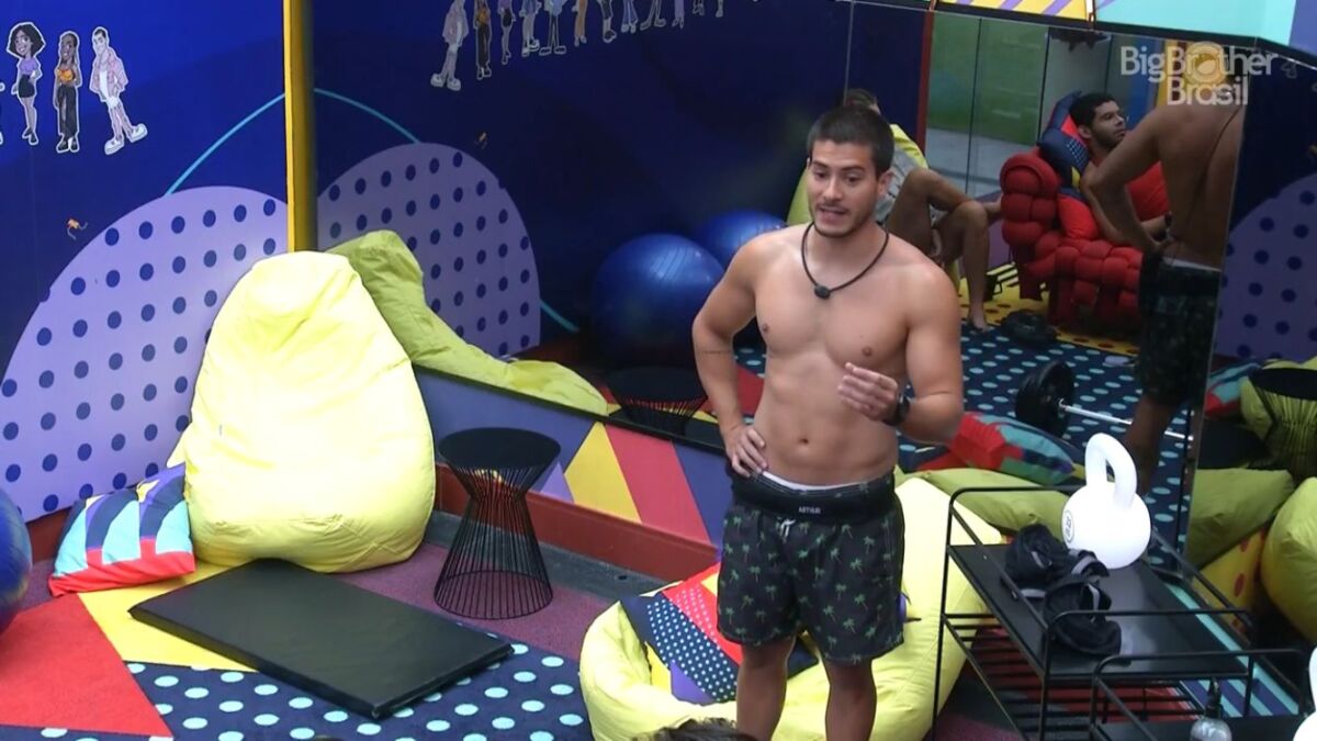 Arthur Aguiar em pé na academia sem camisa.