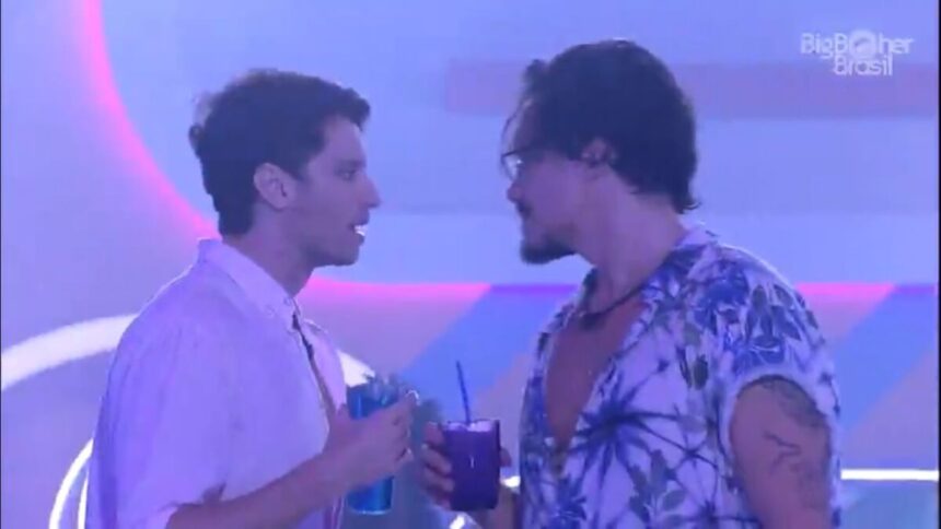 Eliezer e Lucas conversam na pista de dança do BBB 22.