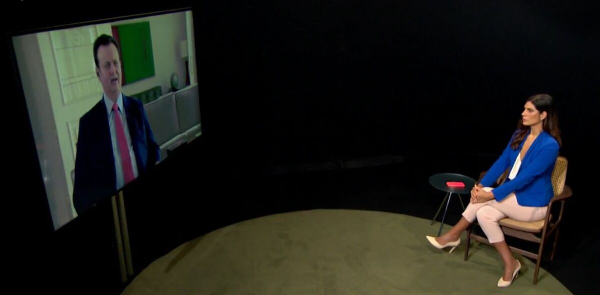 Gilberto Kassab (do telão) sendo entrevistado por Andreia Sadi no programa Em Foco, da GloboNews
