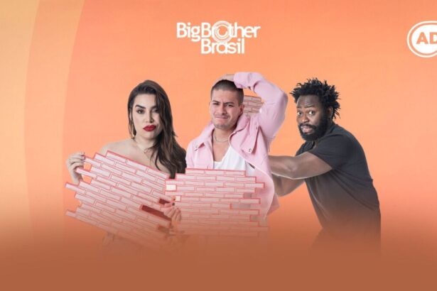 Naiara, Arthur e Douglas segurando um pedaço de uma parede numa alusão ao paredão do BBB 22.