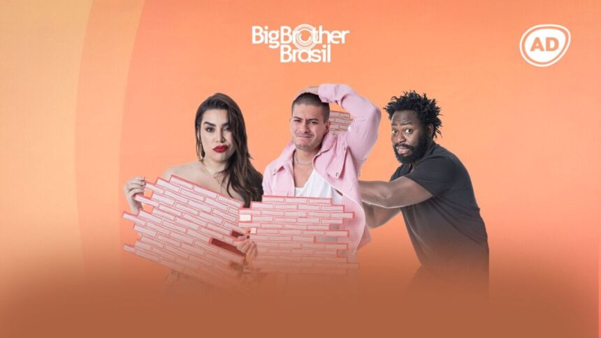 Naiara, Arthur e Douglas segurando um pedaço de uma parede numa alusão ao paredão do BBB 22.