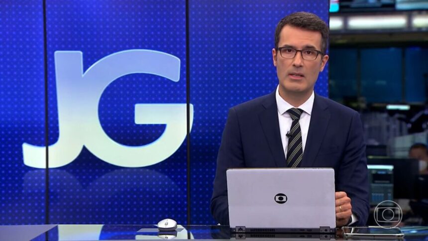 Fabio Turci sentando na bancada do Jornal da Globo