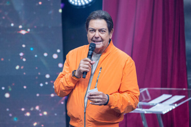 Faustão de jaqueta laranja durante o trecho do programa Faustão na Band