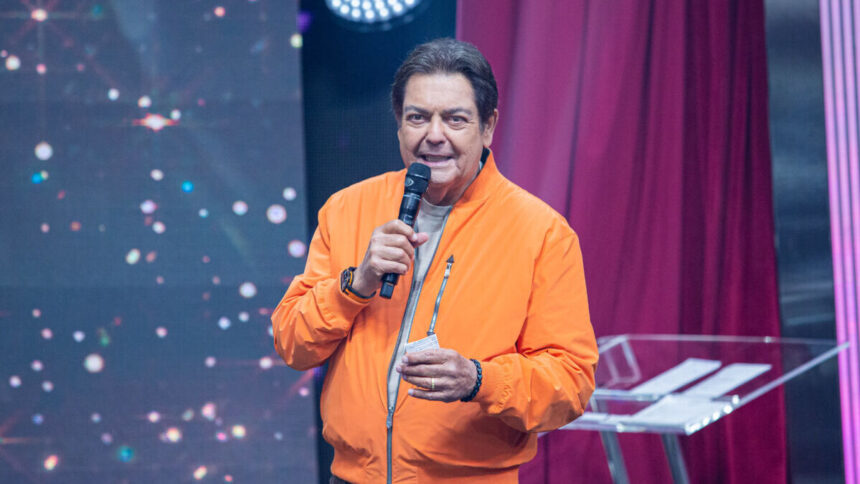 Faustão de jaqueta laranja durante o trecho do programa Faustão na Band