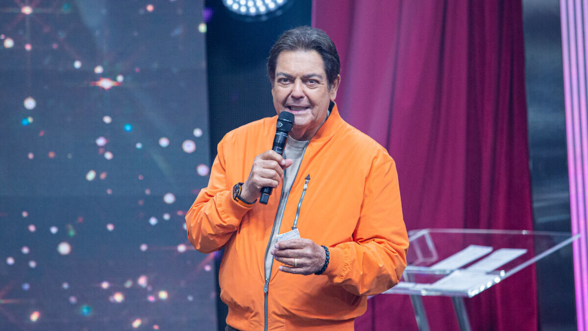 Faustão de jaqueta laranja durante o trecho do programa Faustão na Band