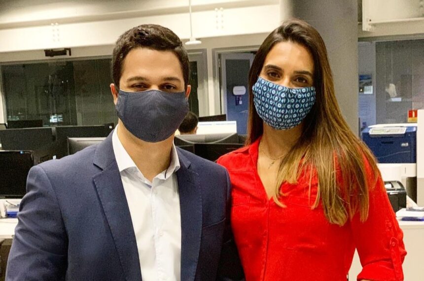 Ricardo Abreu e Fernanda Rouvenat na redação da TV Globo no Rio de Janeiro em uma foto posada, com os dois de máscaras