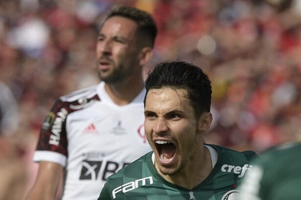 Raphael Veiga durante o jogo entre Palmeiras e Flamengo pela final da Libertadores de 2021