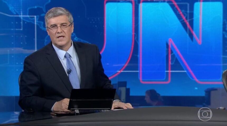 Flávio Fachel nos estúdios e apresentando o Jornal Nacional